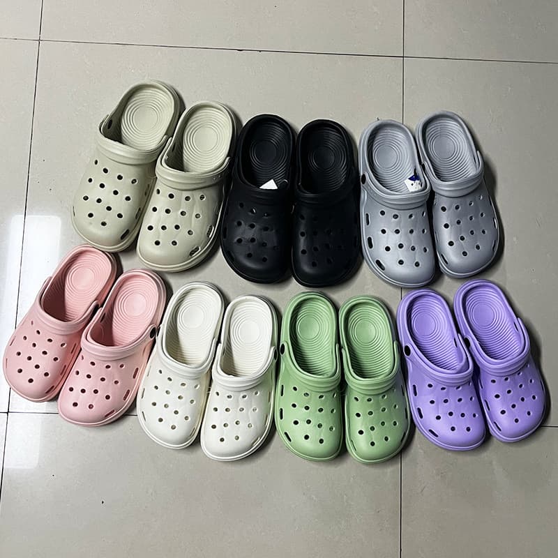 Wholesale Lightweight Leaking Clogs for Couples Summer Clogs Non-Slip Wear-Resistant Breathable Clogs