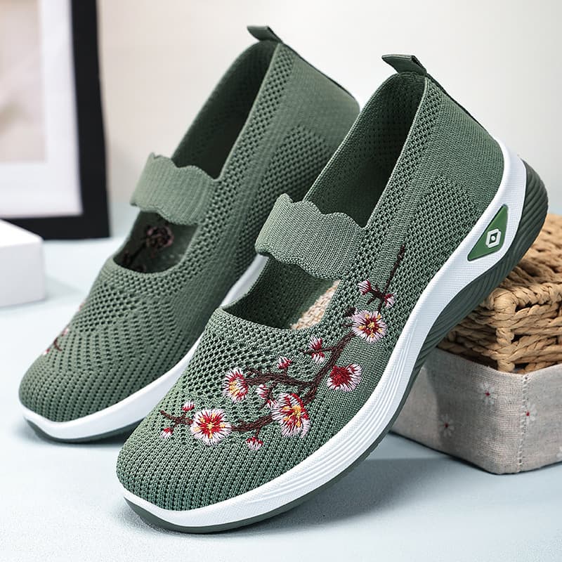 Old Beijing Style Women's Shoes, New Versatile Shallow Mouth Soft Sole Comfortable Slip-On Casual Embroidered Mother Shoes for Women